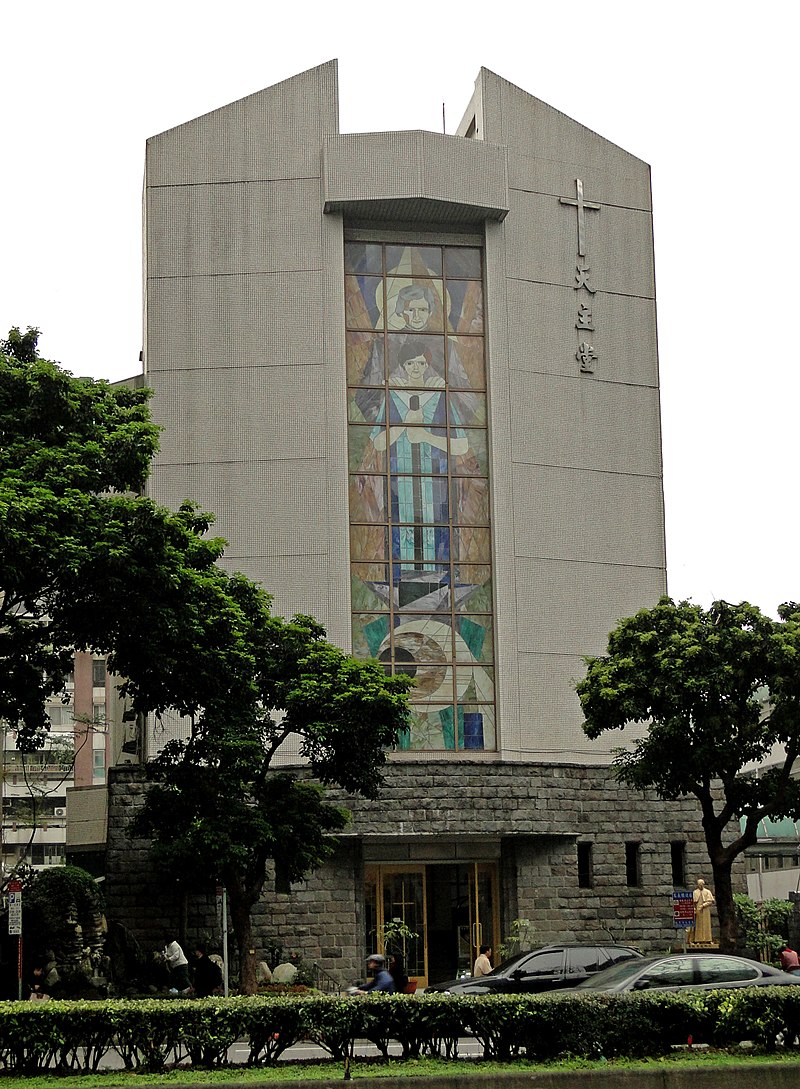 台北聖若望鮑思高堂的入口與彩繪玻璃鐘塔